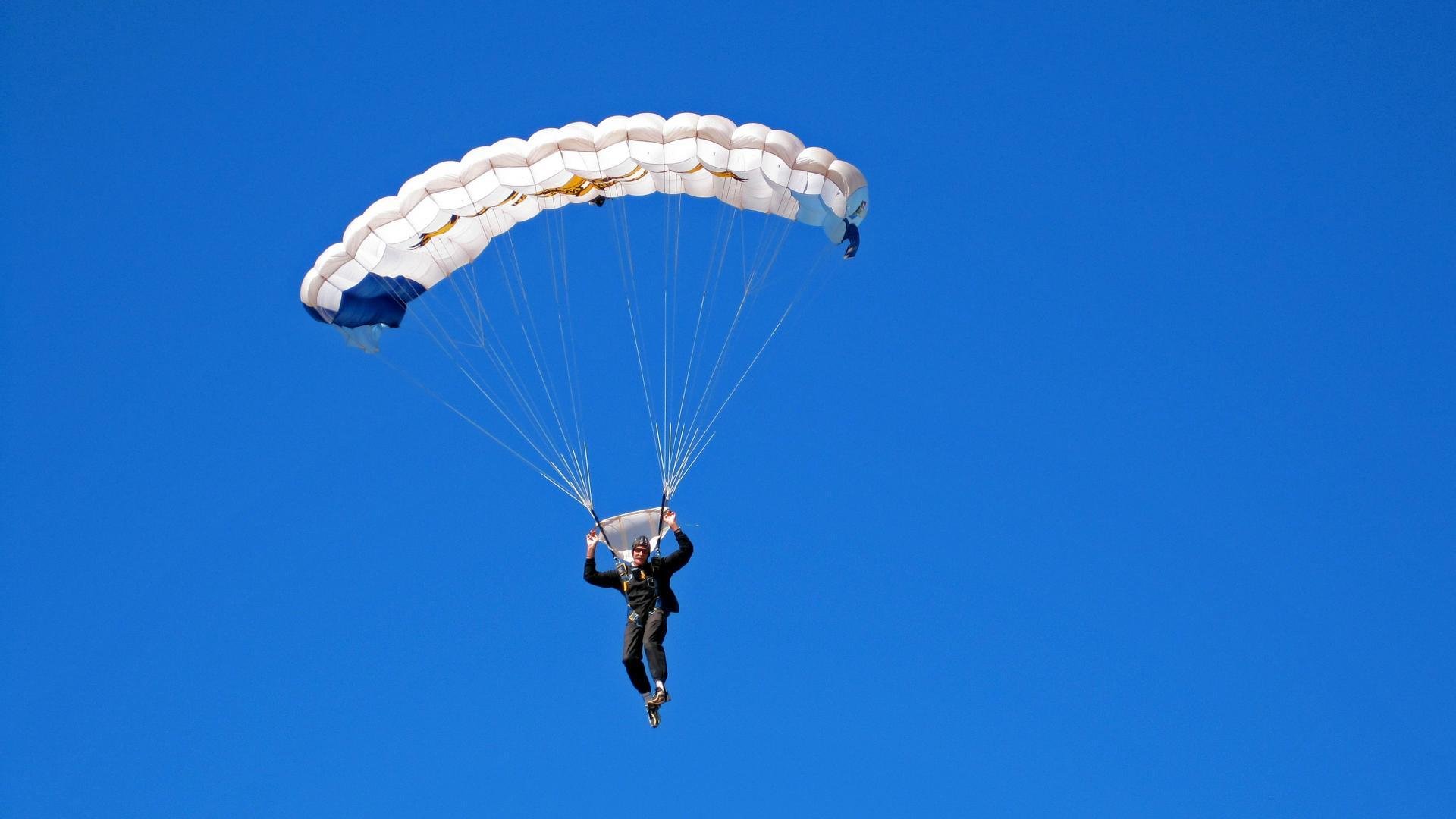 国际赛车锦标赛迎来新一轮激烈对决，国际顶级赛车比赛